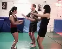 カンフーレッスンで何故か練習台になってしまうおじさん