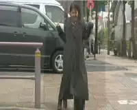 内に秘めた露出欲求をホームレスに見せびらかす変態痴女人妻 