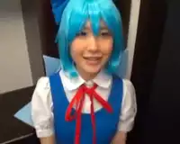 貧乳コスプレイヤーのプチエヴァちゃんを連れ込んで玄関先でイラマチオ 
