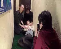 【人妻泥酔痴漢】巨乳美人妻が居酒屋で泥酔して寝てしまい、トイレで男たちに巨乳弄られ撮影されて痴漢される。 