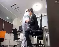 残業中に夜のオフィスの清掃に来たおばさん掃除婦のデカ尻に欲情した男性社員が掃除中の熟女の巨尻お触り痴漢！二人きりのオフィスで久しぶりのお触りに発情した熟女が勃起チ〇ポにしゃぶりつく！！ 