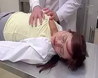 某化学メーカーに勤務する眼鏡の巨乳な美熟女研究員が鬼畜な男性研究員に昏睡薬を嗅がされ堕ちて無抵抗なスケベな肉体を弄られ中出しされる昏睡レイプ！！ 