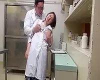 某化学メーカーに勤務するショートカットの美熟女研究員がイカれた男性研究員に昏睡薬を嗅がされ堕ちたところを好き放題に身体を弄られパイパンマ〇コに中出しされる昏睡レイプ！！ 