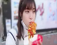 〖TXXX〗はみ出る陰毛がそそる激カワ美少女JKとラブホでハメ撮りするエロ動画がこちら 