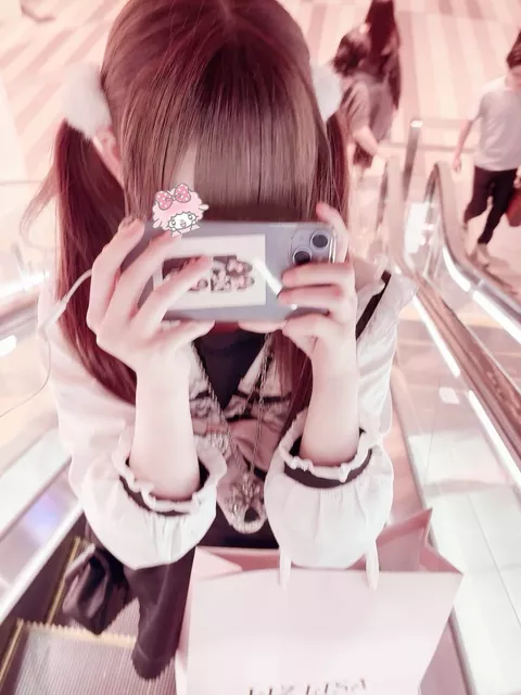 【画像】カワイイ地雷系女子とデートする彼氏目線な写真