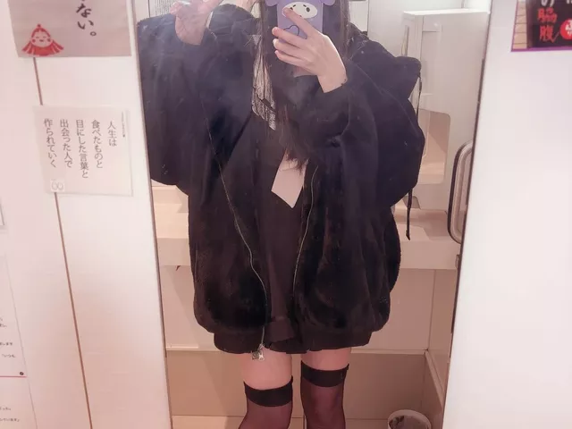 【画像】地雷系のこういう格好が好きなんだがロリですか？