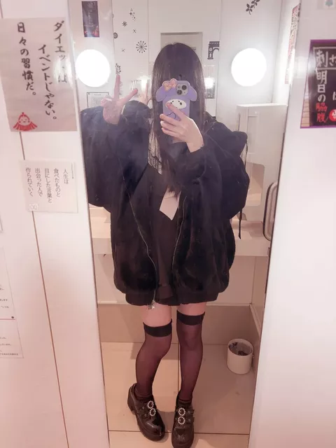 【画像】地雷系のこういう格好が好きなんだがロリですか？