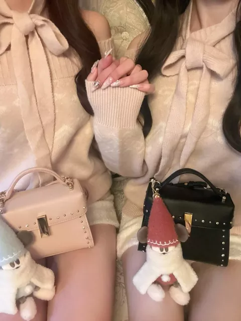 【画像】向かいのおぢが映らないように写真撮ってるようにしか見えないスナ系女子ｗｗ