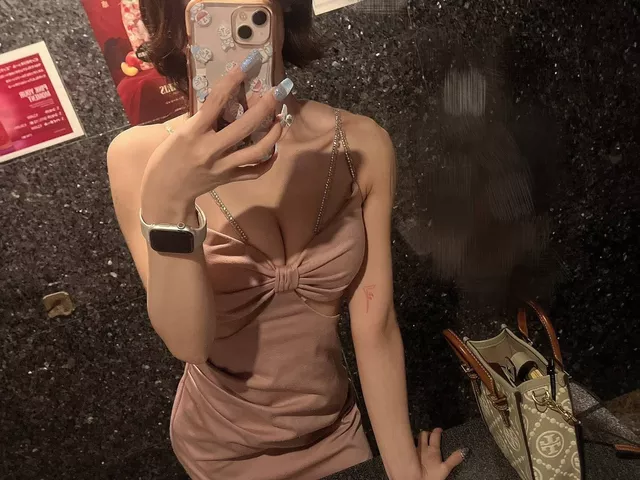 【画像】おちんぽ腦になってしまいドンペリ入れちゃうドスケベキャバ嬢