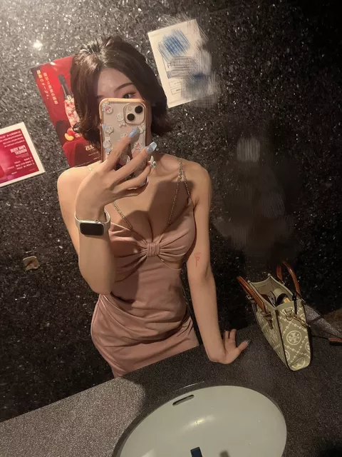 【画像】おちんぽ腦になってしまいドンペリ入れちゃうドスケベキャバ嬢
