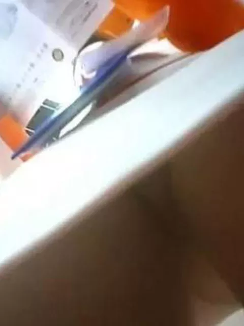 【盗撮】マジなやつ！家電量販店でスマホ販売してるコスプレユニのショップ店員の美女のパンティを逆さ撮り！