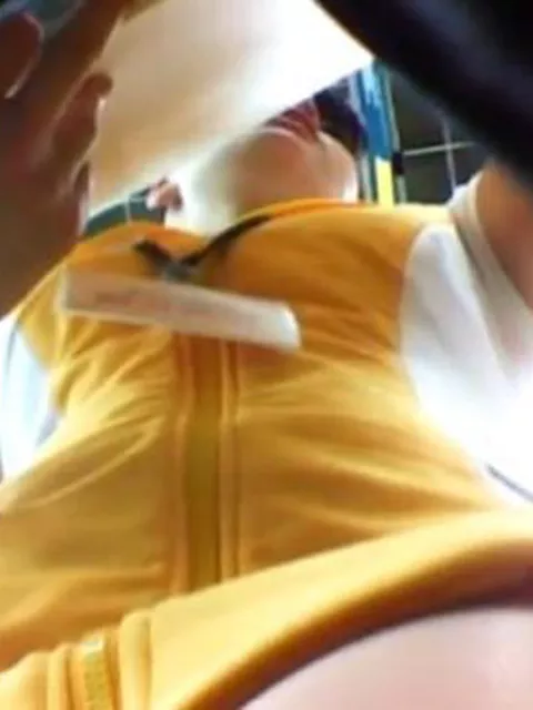 【盗撮】某家電量販店のパソコンコーナーで超美人ショップ店員のコスプレ内からパンチラを逆さ撮り！