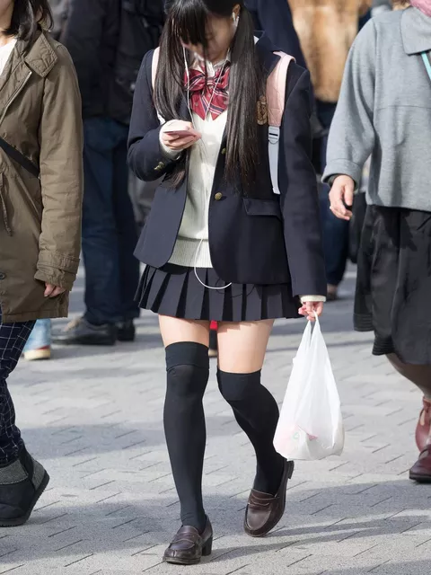 【画像】生足よりも隠れてるのにＪＫのニーハイって何故こんなにエチなん？