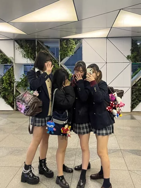【画像】囲まれたら勃起不可避な女子高生の集合写真