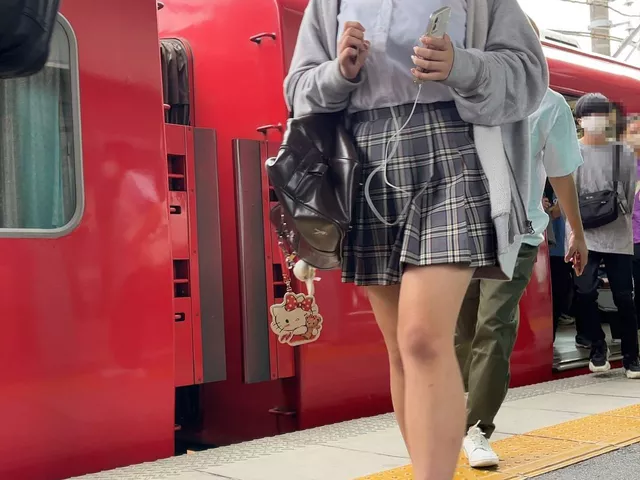 【画像】街で制服ＪＫが居たらなぜか察知してしまうよなｗｗ