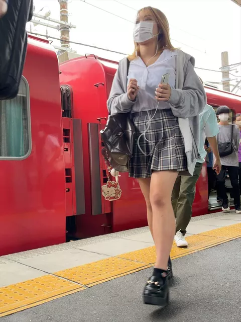 【画像】街で制服ＪＫが居たらなぜか察知してしまうよなｗｗ