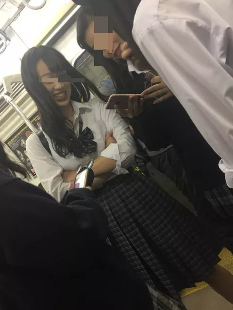【画像】電車でこういう制服ＪＫが居たらチラ見するおっさん居るよなｗｗ