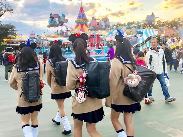【画像】制服ＪＫを引率するおぢさん気分になれるTDL写真