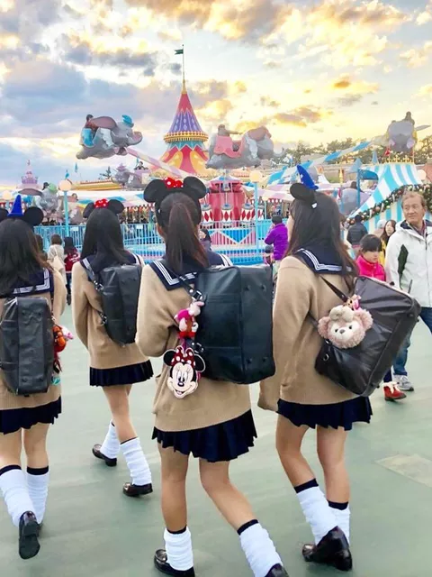 【画像】制服ＪＫを引率するおぢさん気分になれるTDL写真