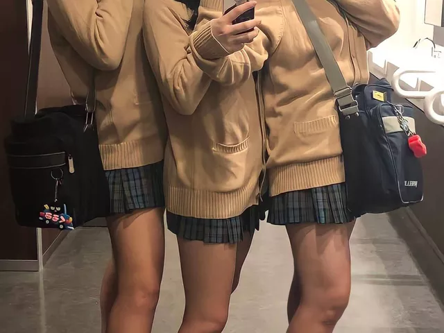 【画像】SNSのおかげでミニスカ制服ＪＫ見放題なのって最高な時代だよなｗｗ