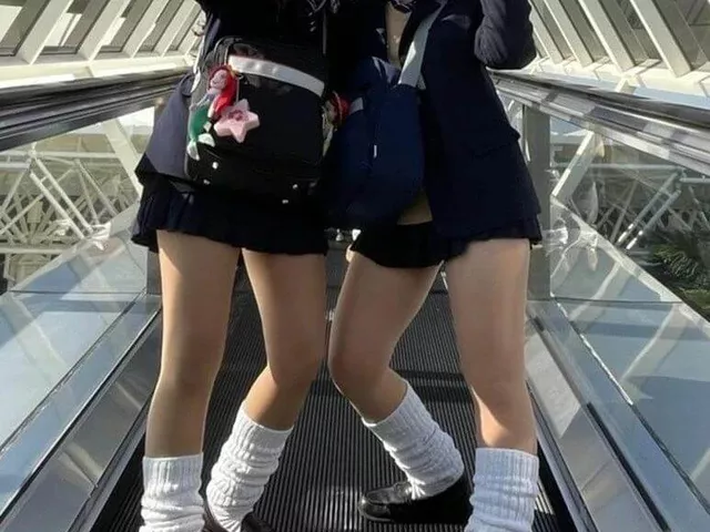 【画像】ニコイチで制服ディ〇ニーする女子高生かわええねぇ