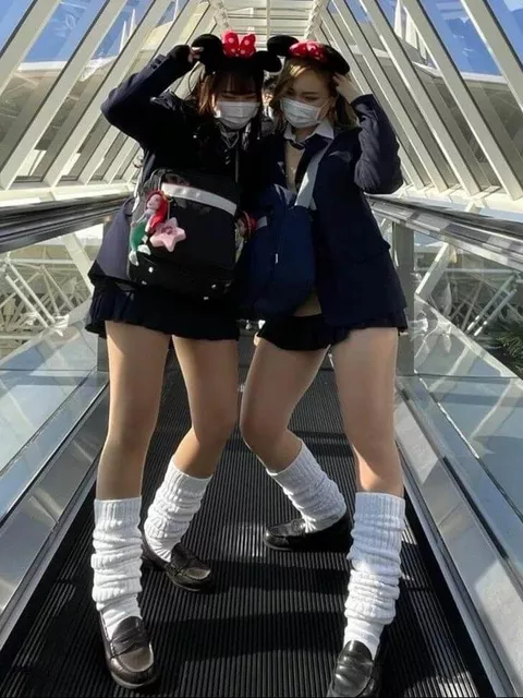 【画像】ニコイチで制服ディ〇ニーする女子高生かわええねぇ