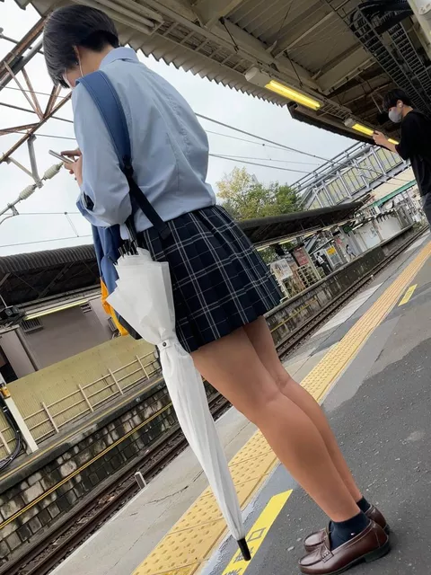 【画像】駅のホームで油断してる制服ＪＫちゃんをカシャリ・・・