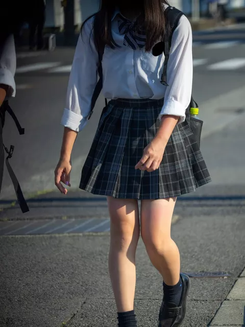 【画像】こういう制服女子高生が街にいるだけで経済成長するだろｗｗ