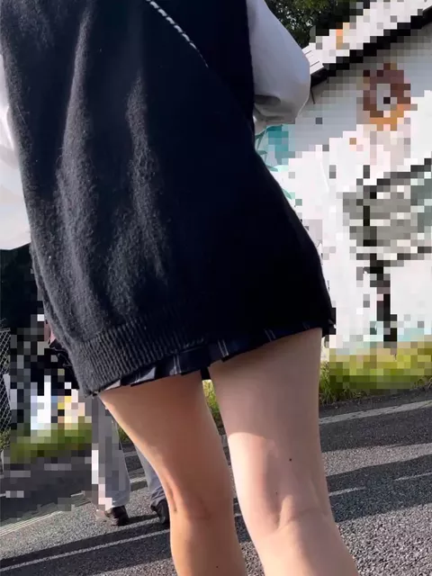 【画像】こんなミニスカ制服ＪＫが目の前居たらお前らどうする？ｗｗ