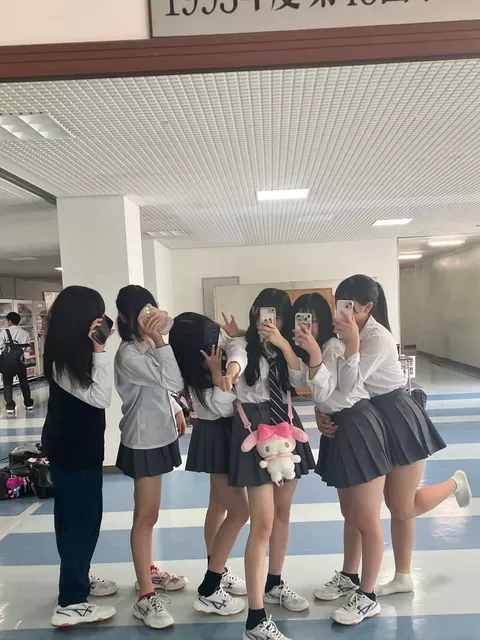 【画像】こんなたくさんの制服ＪＫの誘惑に高校教師はどう理性保つんや？