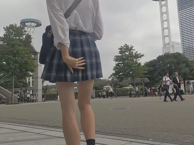 【画像】肌がうっすら見えたらラッキーなシャツＪＫの街撮りスナップ
