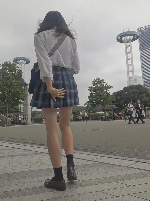 【画像】肌がうっすら見えたらラッキーなシャツＪＫの街撮りスナップ