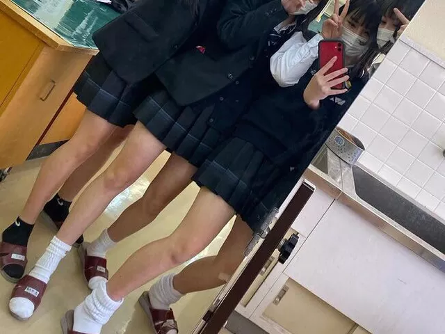 【画像】制服ＪＫに撮られるデカ鏡にすら転生したくなる自撮り写真