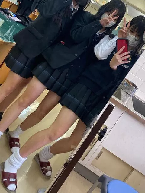 【画像】制服ＪＫに撮られるデカ鏡にすら転生したくなる自撮り写真
