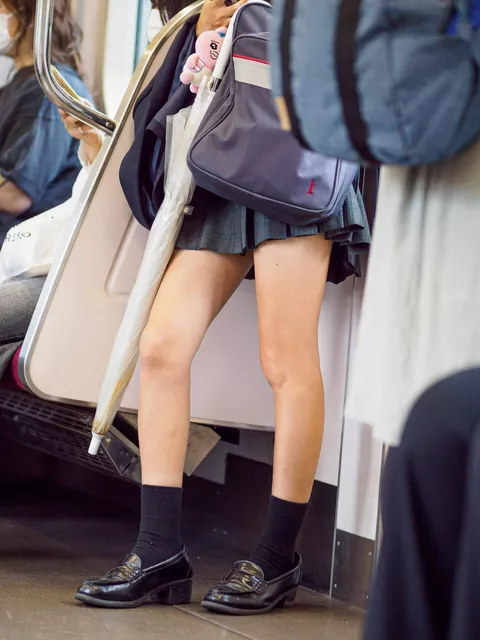 【画像】同じ車両に乗り合わせたらラッキーな制服女子高生