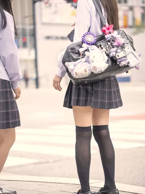 【画像】見える面積が小さいのに逆にエロい制服ＪＫのニーハイ姿