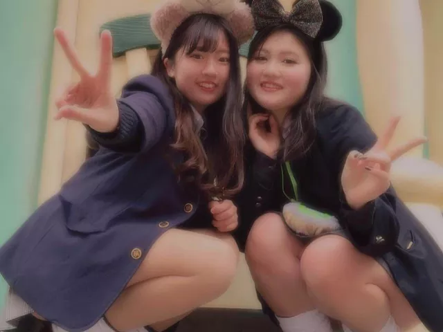 【画像】ディ〇ニーで制服ＪＫも見放題なの最高だろ