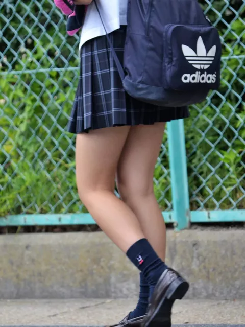 【画像】制服ＪＫが居たら顔は正面、横目で足ばっか見ちゃうよなｗｗ