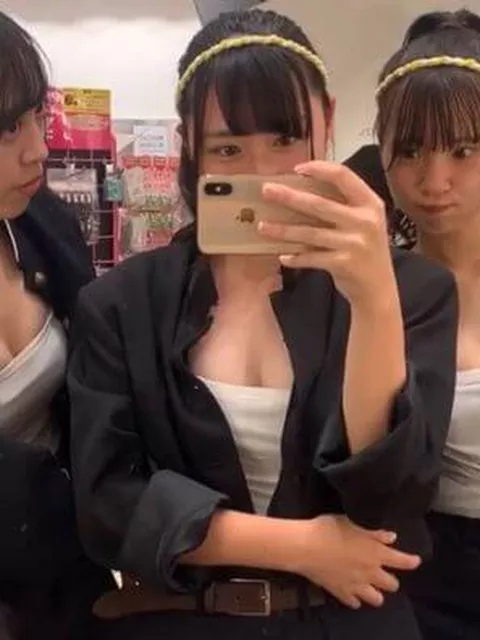 【画像】学ランおっぱい谷間とかいうドスケベコスな女子高生