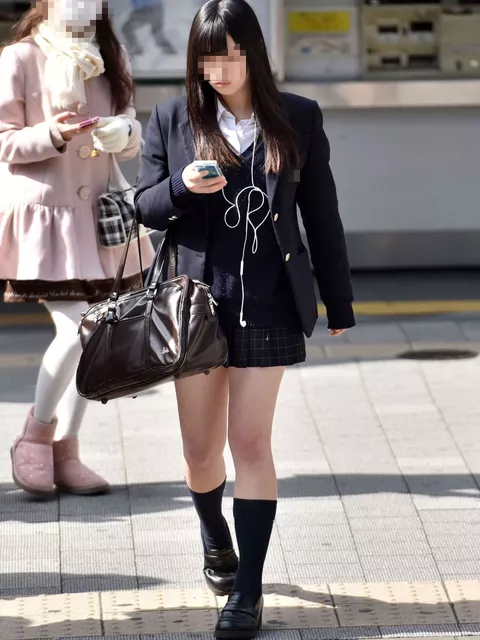 【画像】制服ＪＫを街で見かけるとスマホ握る手に汗がドバっとなるよなｗｗ