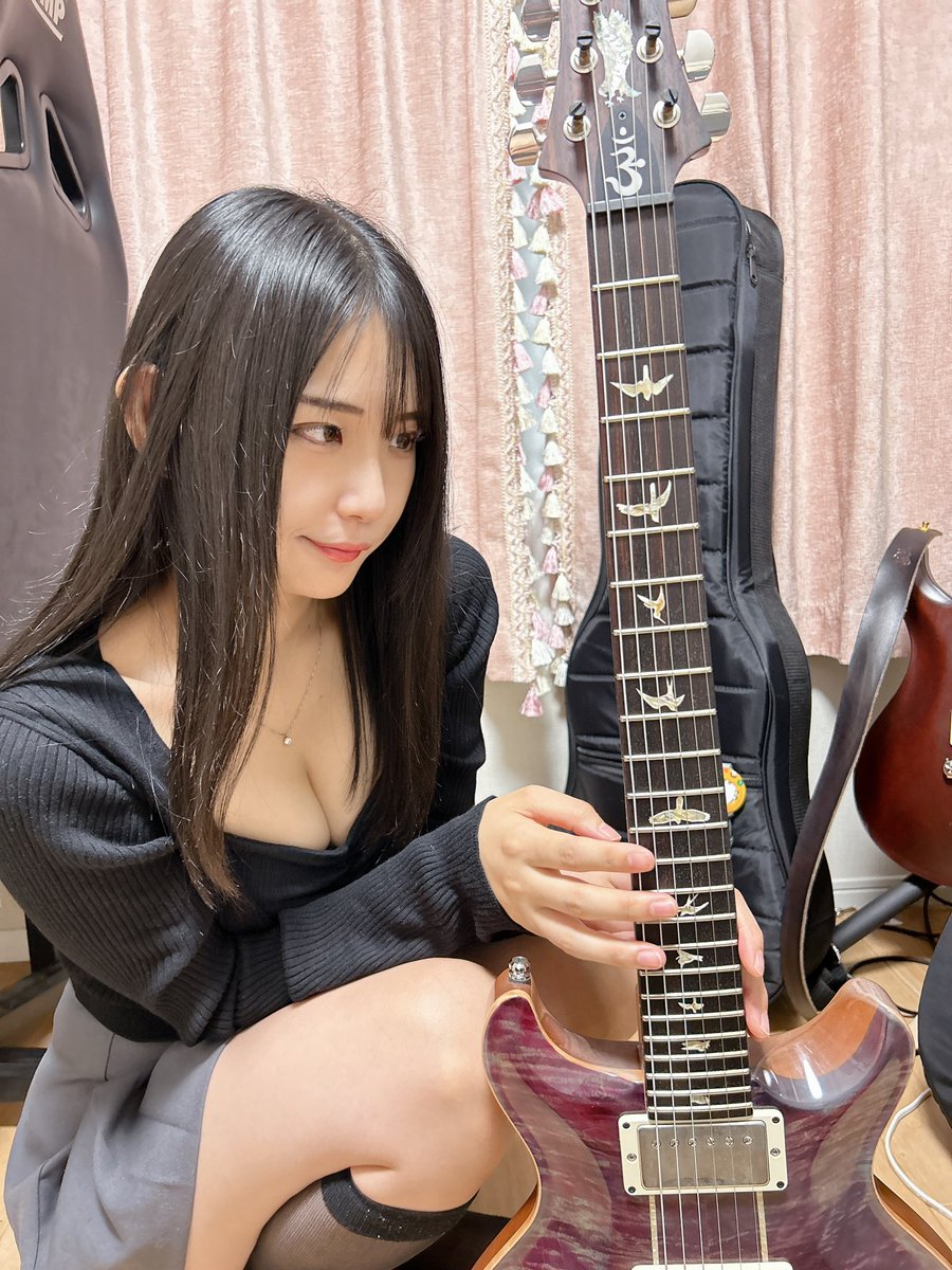【画像】「おっぱいピアノ」ならぬ「おっぱいギター」美少女が見つかるｗｗｗｗｗｗｗｗ