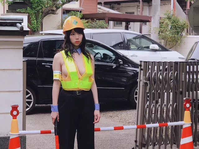 【画像】交通整理の女の子、暑さのあまり路上で脱いでしまうｗｗｗｗｗ