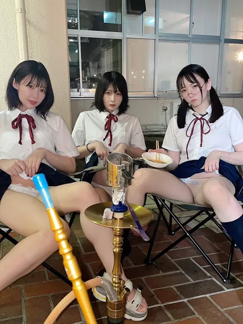【画像】JKさん「もっと近くで見てみる？」パンツたくしあげｗｗｗｗ