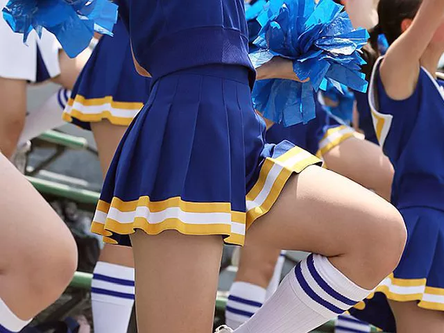 【画像】男子高生、チアリーダーに顔を太ももで挟まれるも瞑想して勃起を封印????