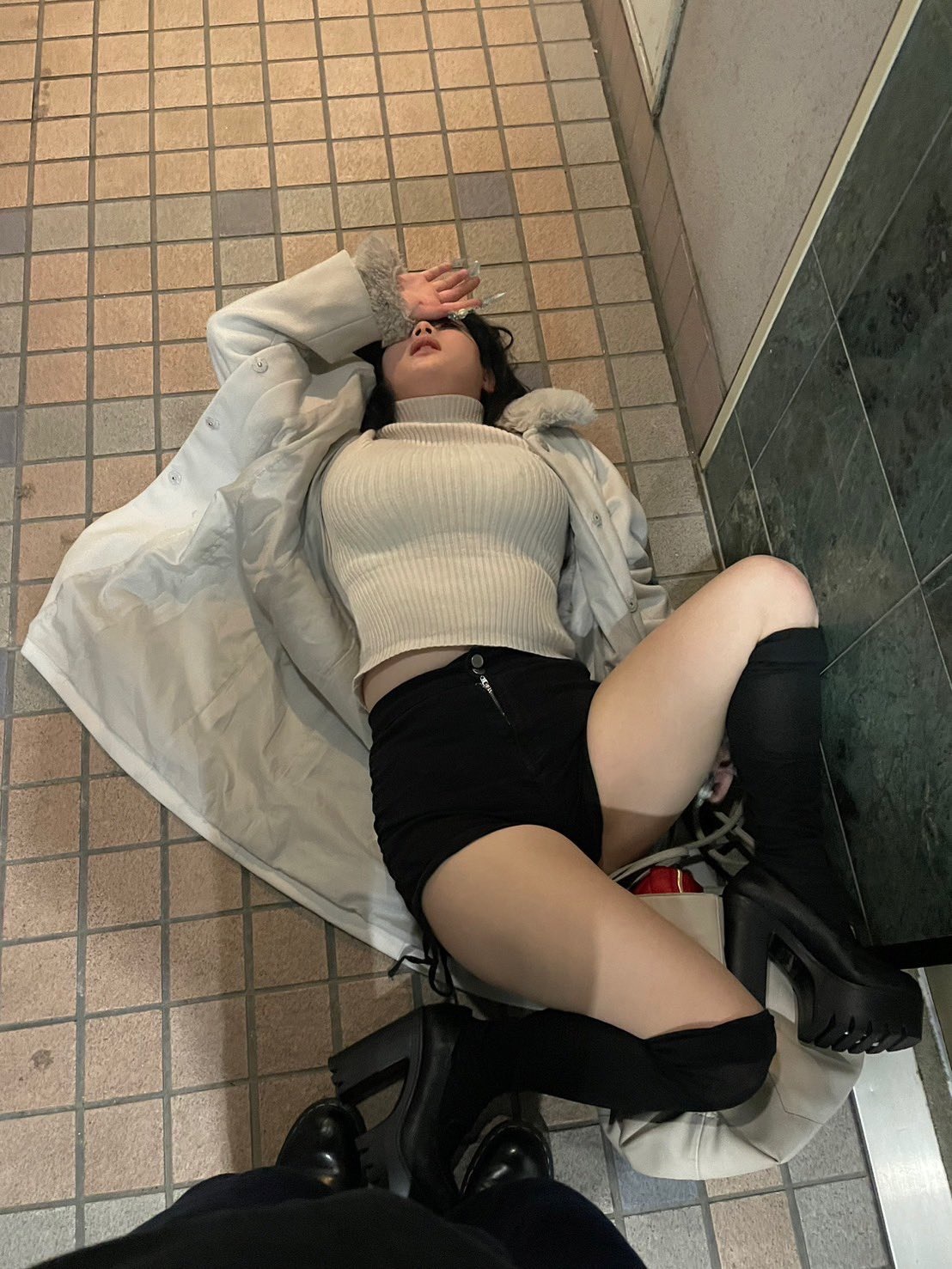 【画像】泥酔したまんさん、お乳パンパンでスケベすぎるｗｗｗｗｗｗｗｗｗ