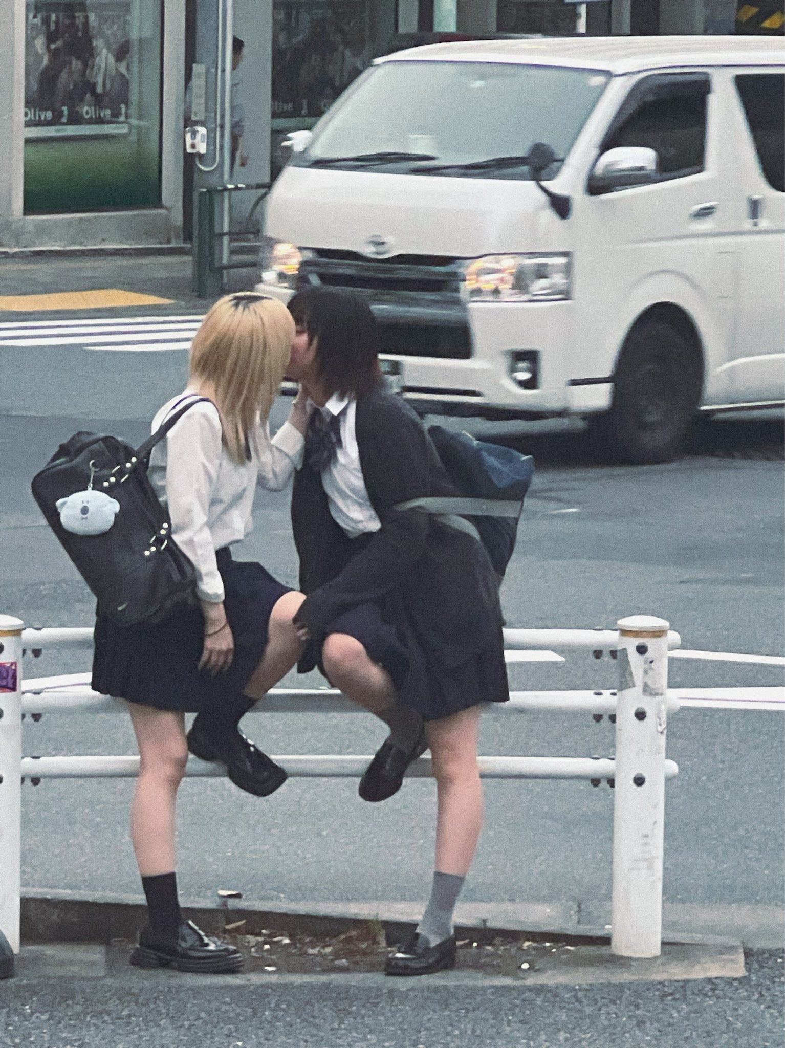【画像】女子高生同士のエモいキス現場が撮られて流出…