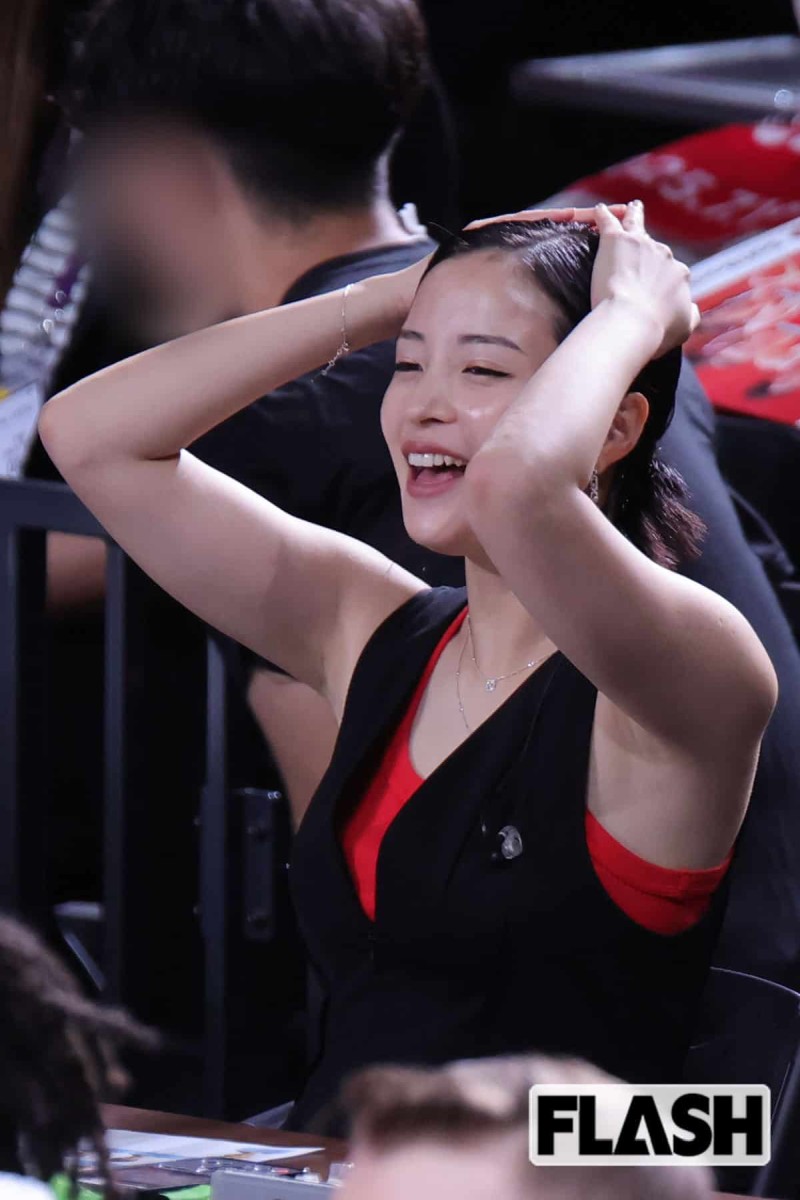 【画像】こういうまんさん特有のダルダルでエッチな二の腕wwwwwwww