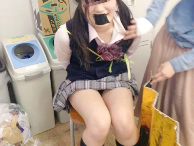 【画像】JKさん、悪ふざけで同級生に拘束された姿が妙にエッチ…//////
