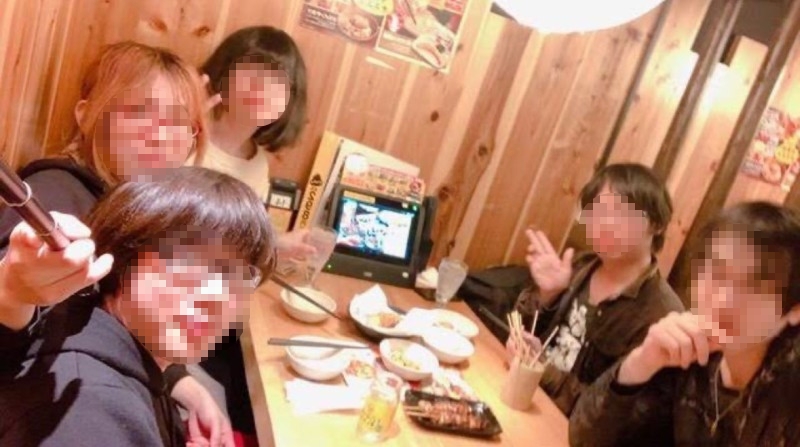 【画像】チー牛たちの地獄のような飲み会写真が発見されるｗｗｗｗ