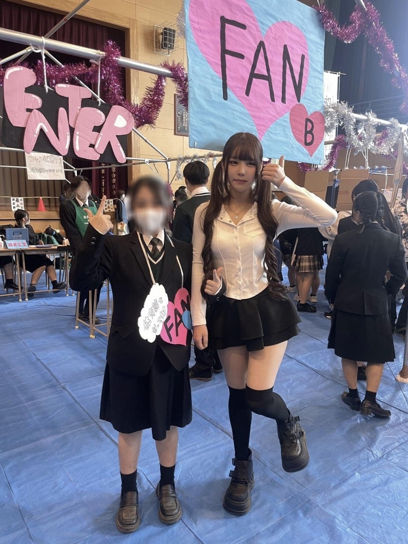 【画像】JKさん「お姉ちゃんがエッチな服で学祭来たから写真撮ったろ」